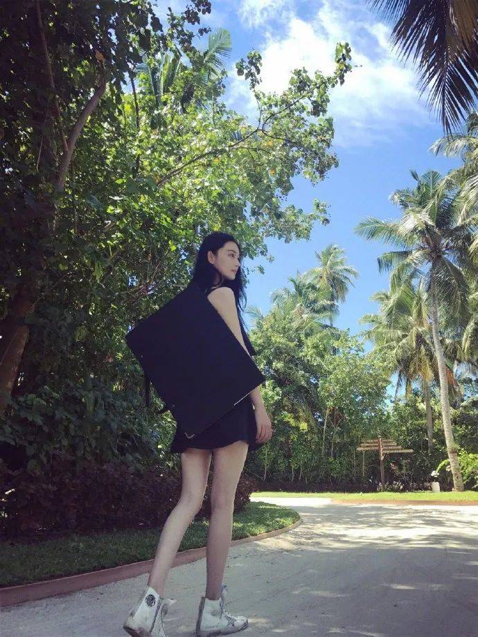 军嫂张馨予加入摆地摊大军卖画,自称画的成本太高,改卖小龙虾,油泼面?