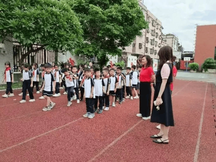 勒流东风小学的知名跳绳教师为全校教师培训确保每位教师都能熟练掌握