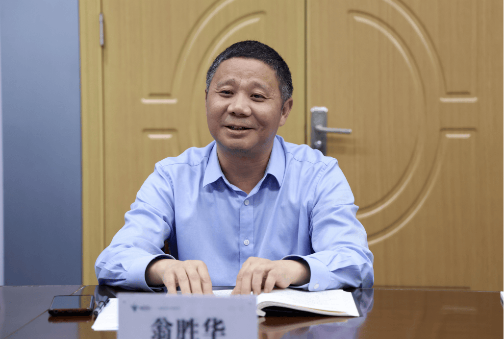 "李俊校友向衢州二中教育慈善发展资金捐赠120万元