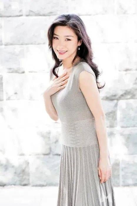 TVB“性感女神”张慧仪宣布复出，喊话香港导演求工作，为养子倾其所有