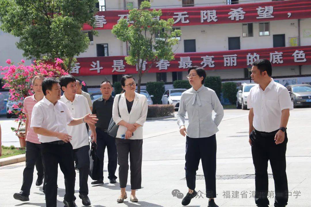 10月16日上午,龙岩市政府副市长修洪一行深入漳平二中,就学校平安建设