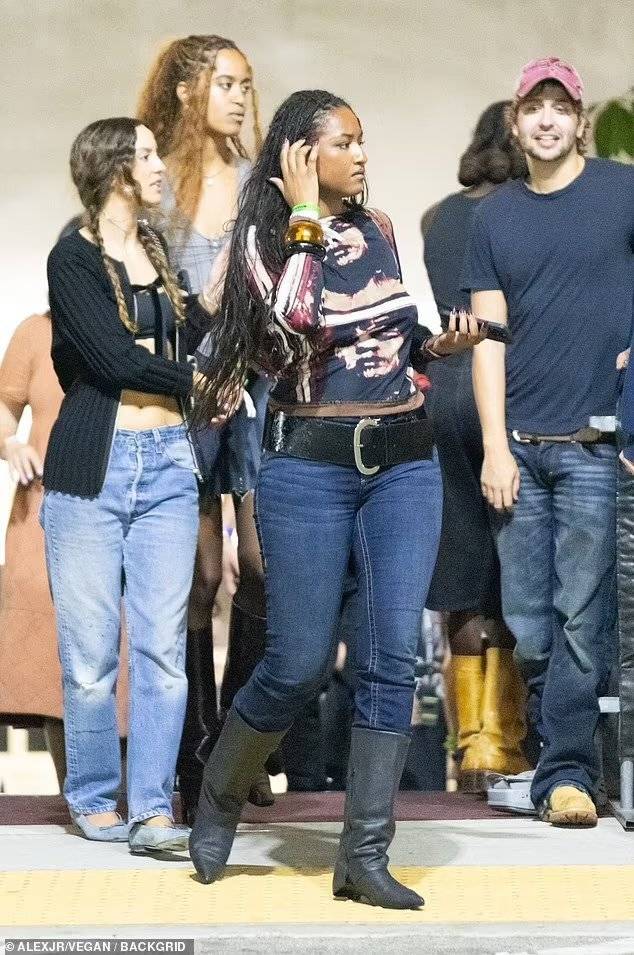 "与妻子不同的是,奥巴马最近一段时间倒是经常出现,在"命令"黑人男性