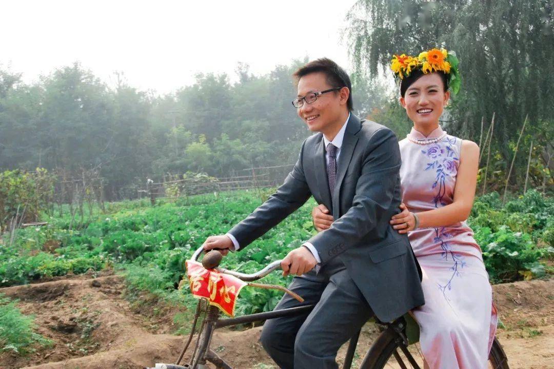 石嫣和程存旺的农场婚礼婚戒非金非银,是村里老师傅用核桃做成的,不