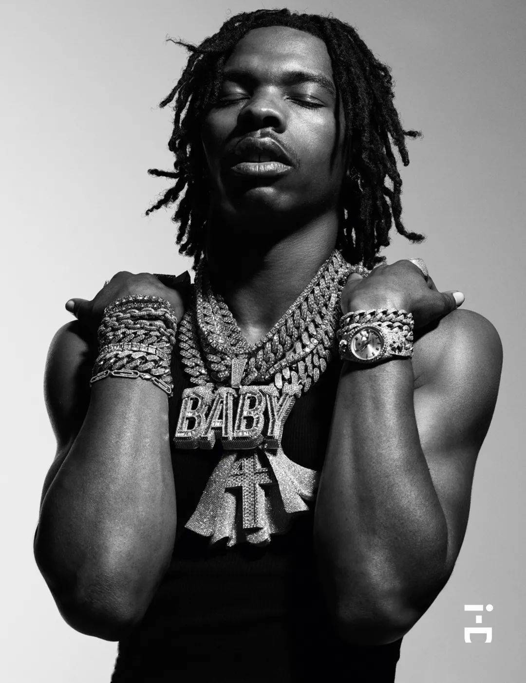 有rapper居然带枪上台演出!