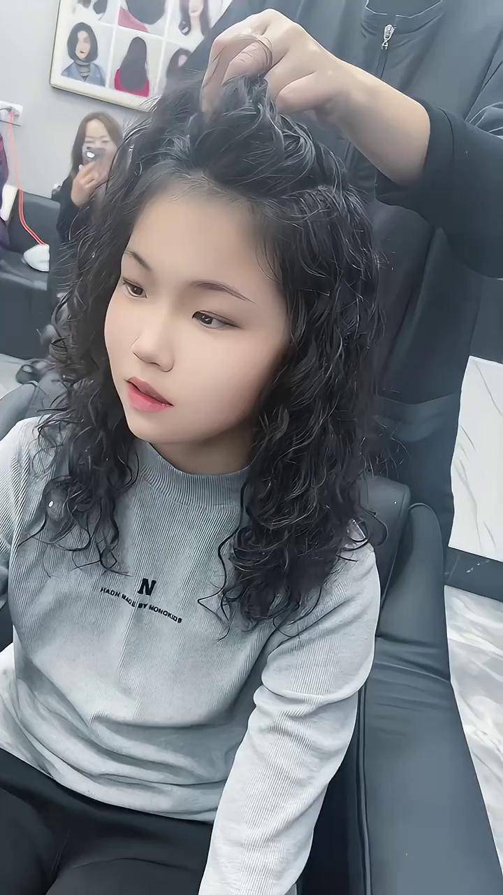 11岁小美女烫发过年就要美美哒 同城美发店推荐 店内实拍日常 儿童