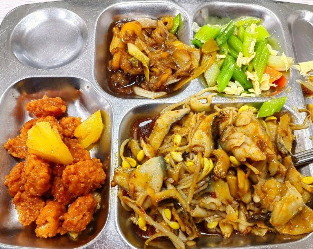 天津大学生开学一个月胖了20斤,晒出食堂饭菜:饭菜太好忍不住