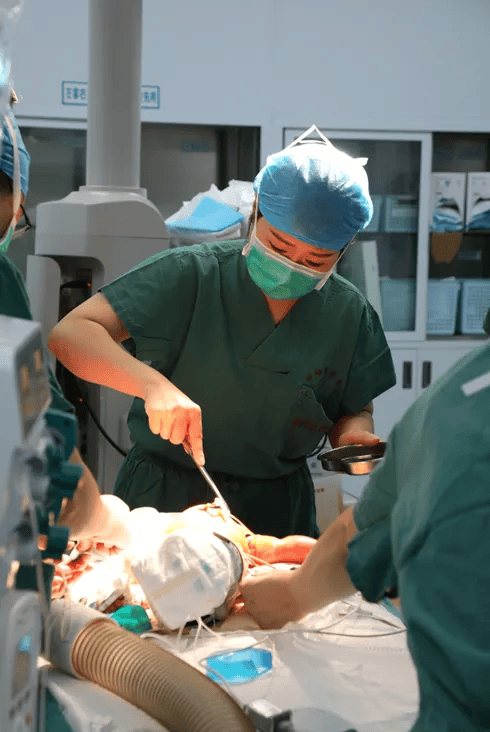 宝宝刚出生带"巨瘤"比身体还大,挑战生命奇迹_肿瘤_尾部_胎儿