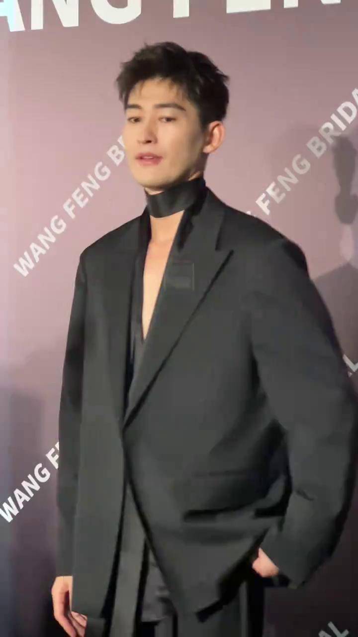 老气?不存在的,张瀚出席活动看秀,状态梦回慕容云海.