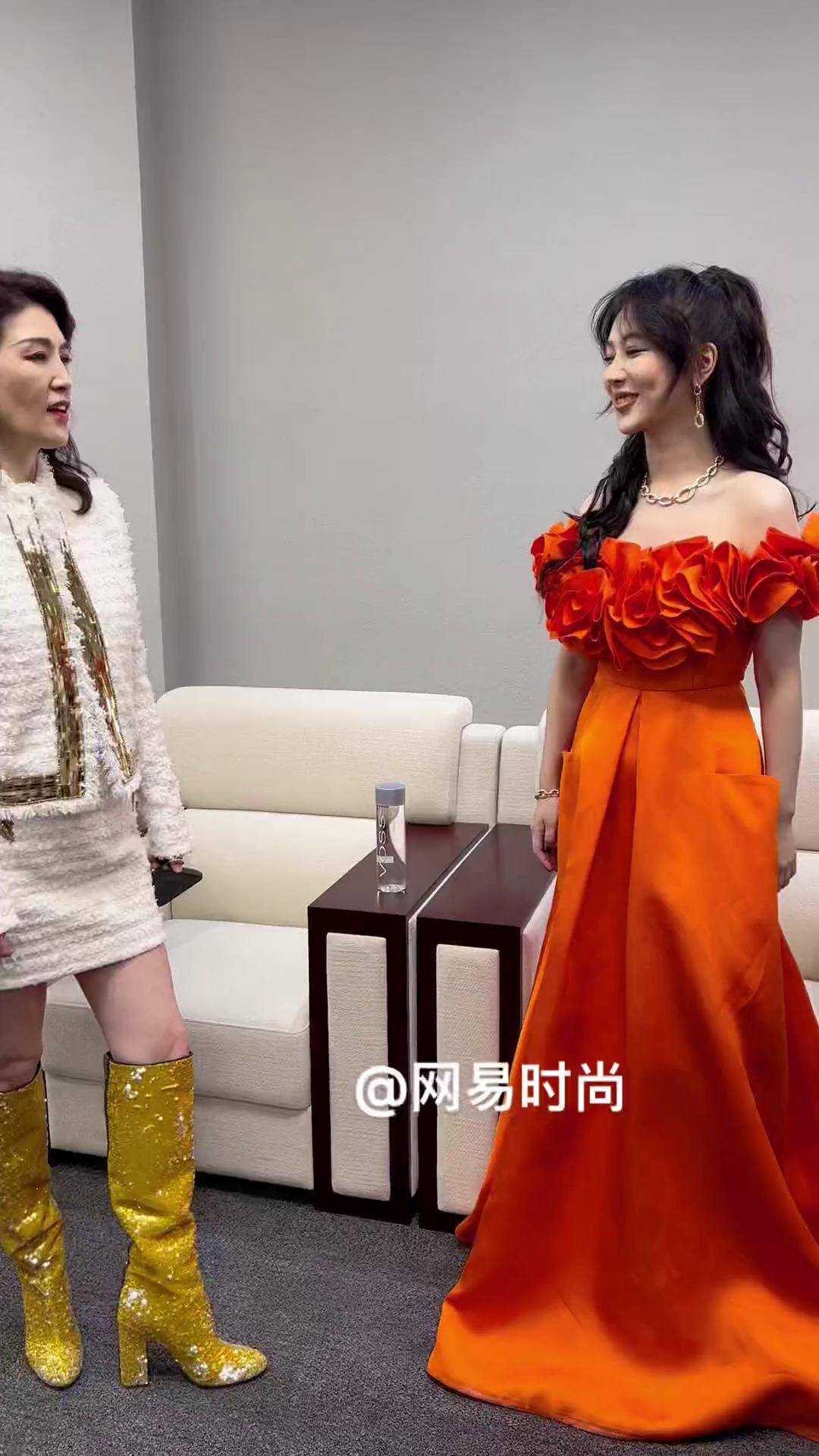 芭莎主编和杨紫在后台,紫妹好腼腆～时尚芭莎主编气质绝了芭莎主编