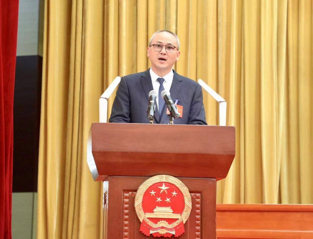南雄市委书记柯建忠为陈冰颁发了当选证书.