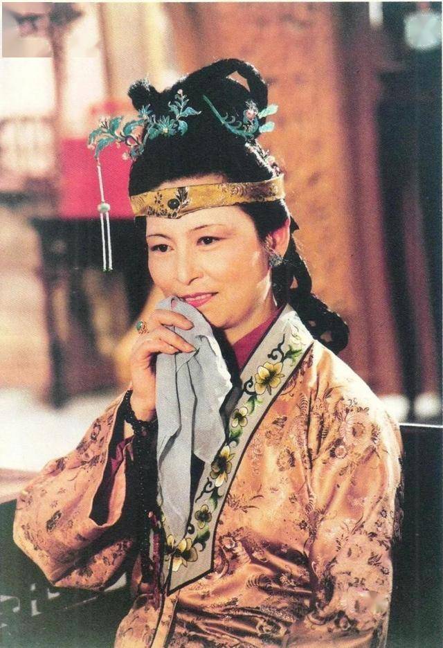 她的父亲顾天高是话剧团团长.她叫顾艳,是杭州人.