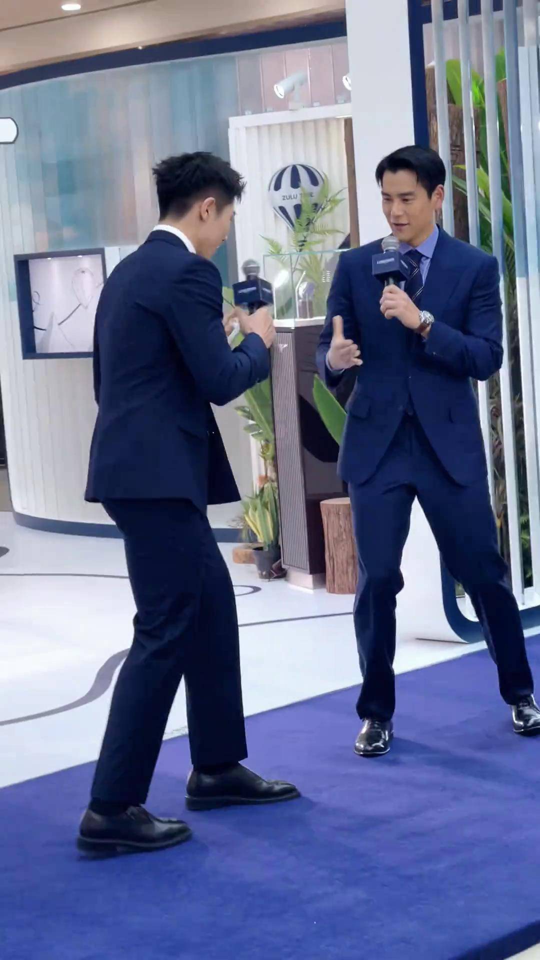 41岁的彭于晏一身蓝色西装参加活动,举手投足之间气质尽显 彭于晏