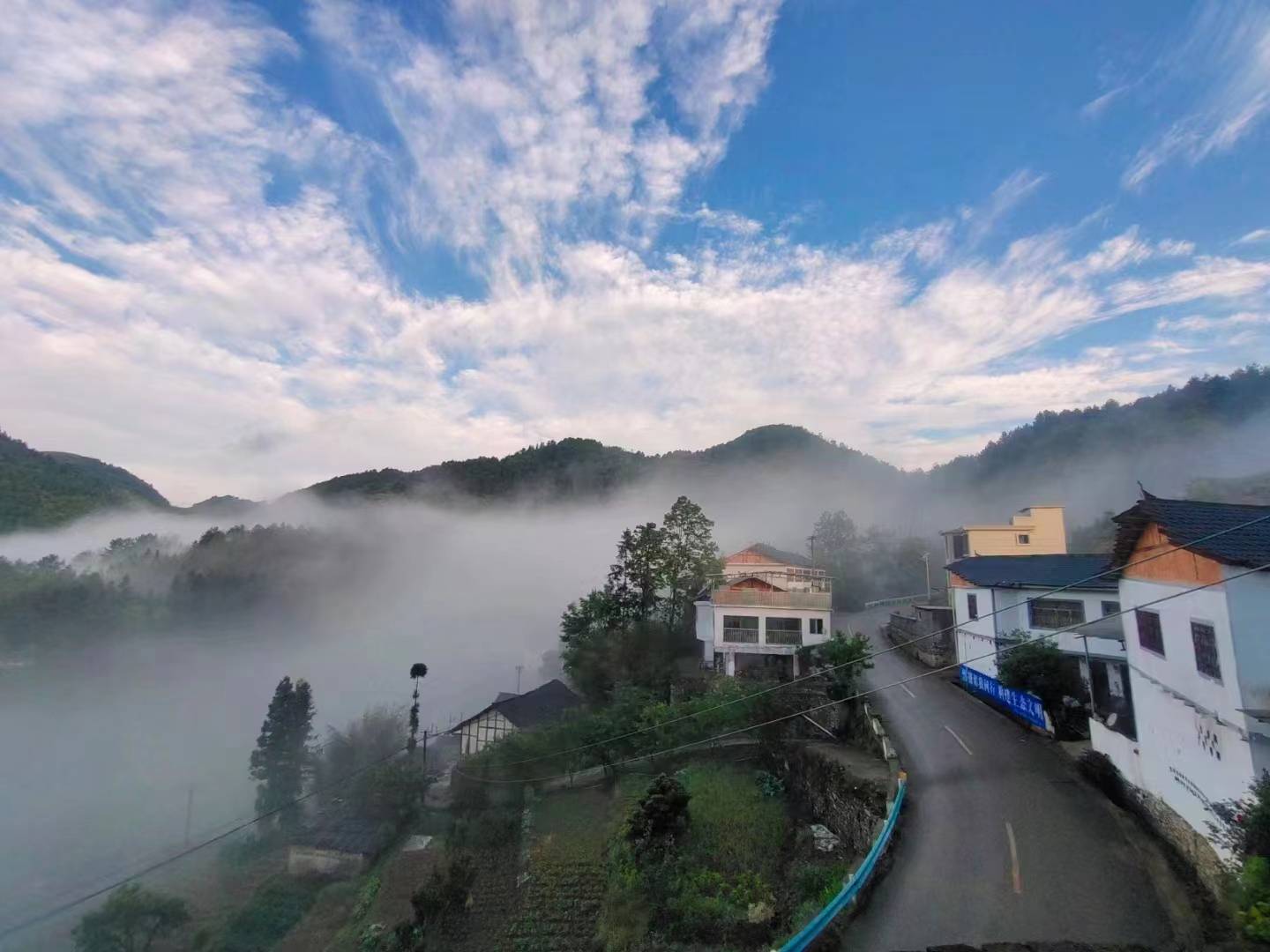 村村通大道 黔路风光好 ——“四好农村路”让山乡焕发新活力 村村通大道 黔路风光好 ——“四好农村路”让山乡焕发新活力