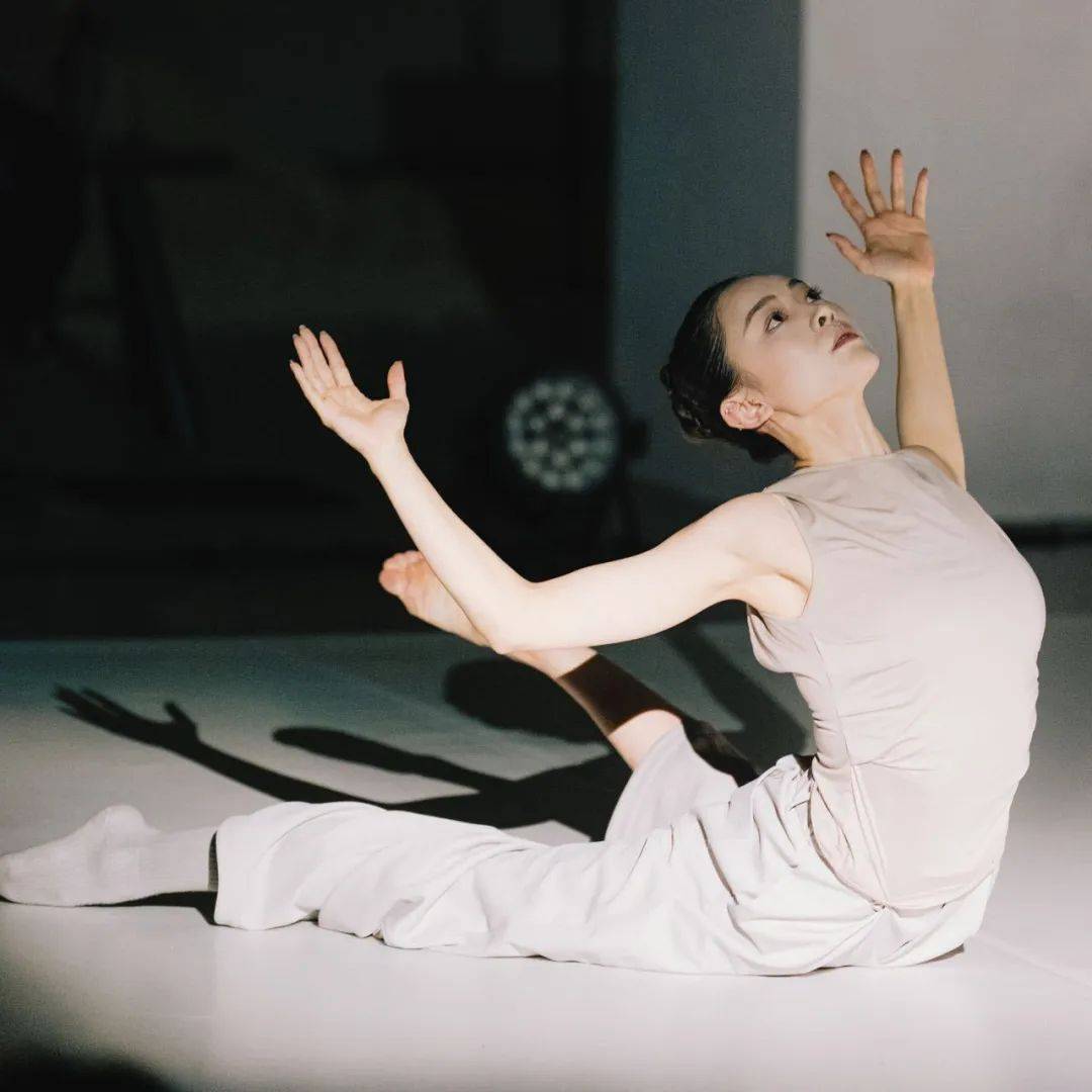 华宵一文小超编导的肢体剧《两条腿》在乌镇戏剧节首演