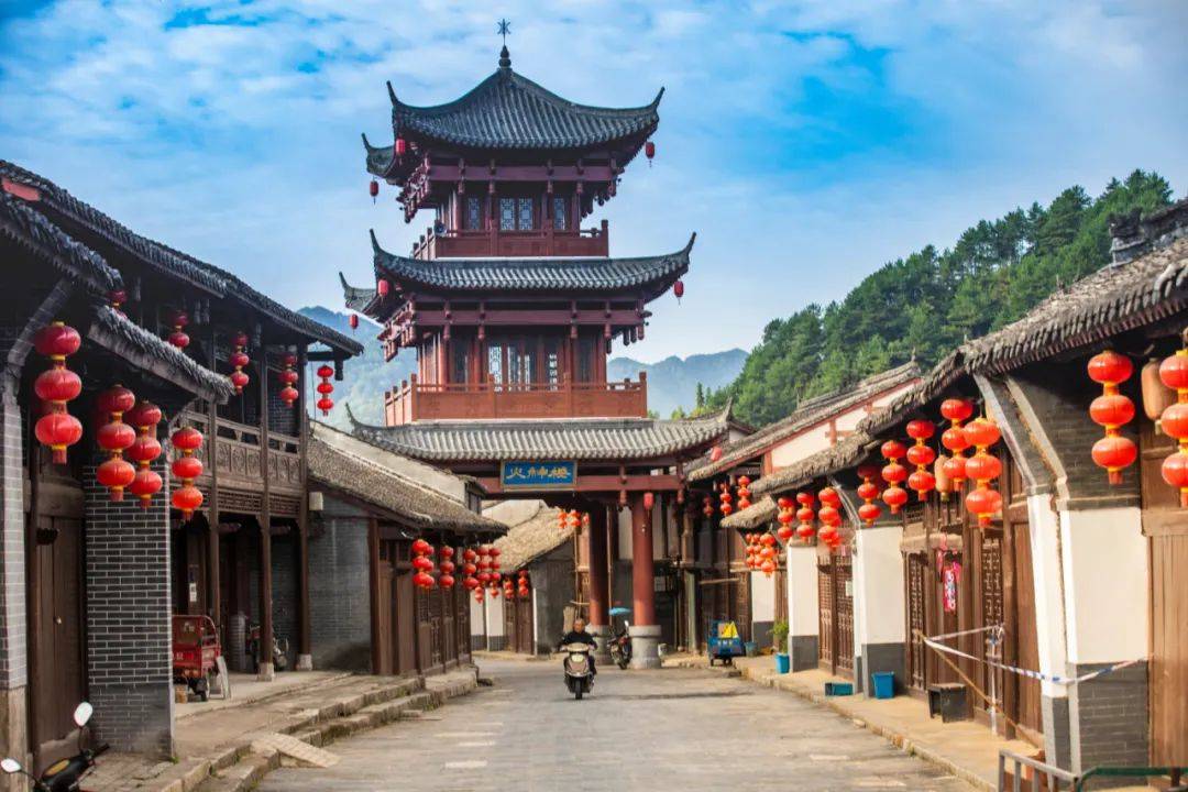 华阳古镇:晚上,我们漫步在华阳古镇的街头巷尾,感受古朴的建筑风格和