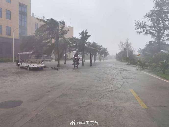 受台风“潭美”影响，海南三亚多景区暂停营业、三沙出现海水倒灌