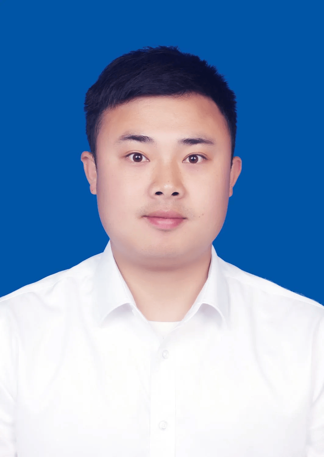 生于1990年，肖义被查