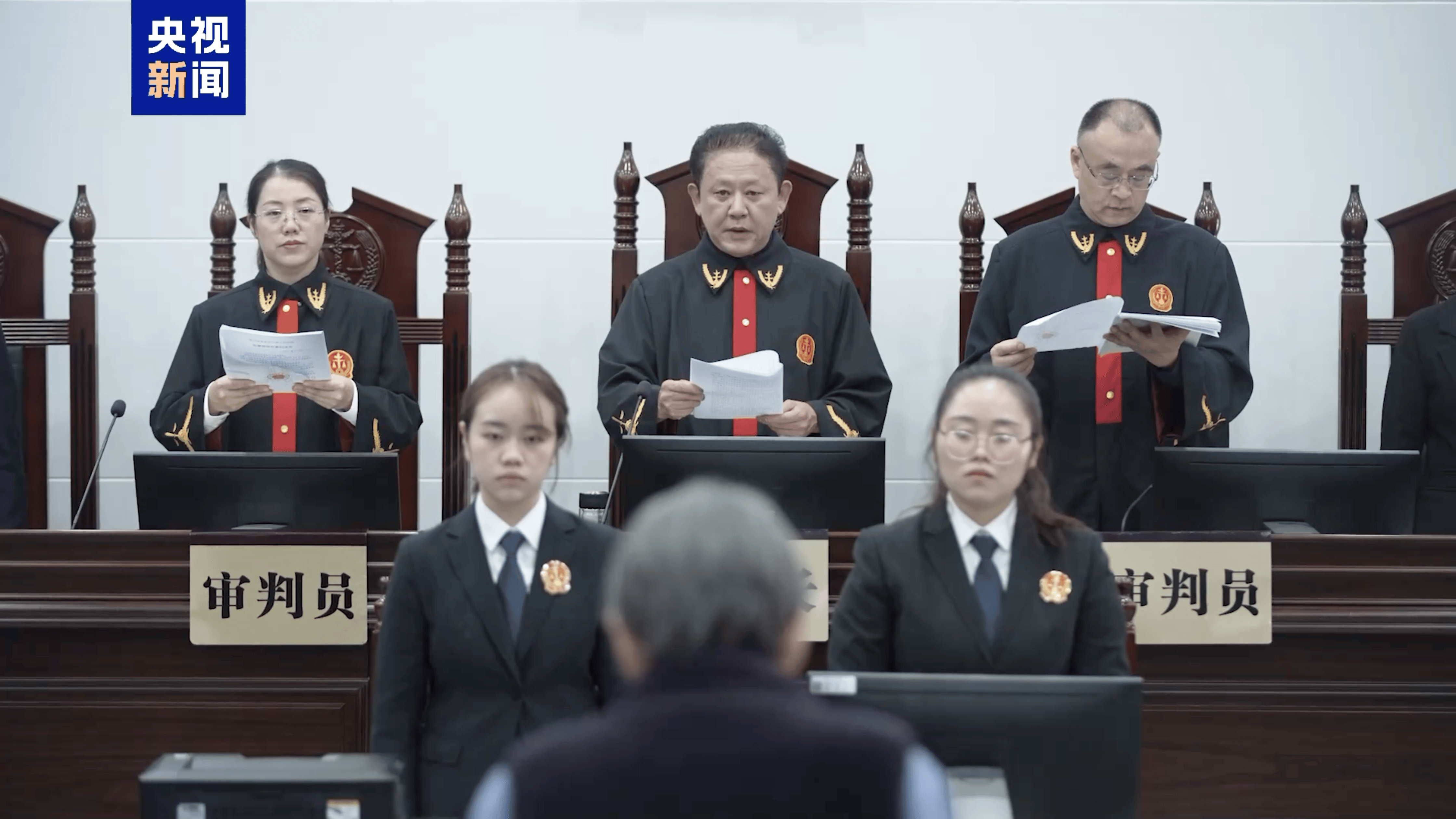 头版头条：余华英，再判死