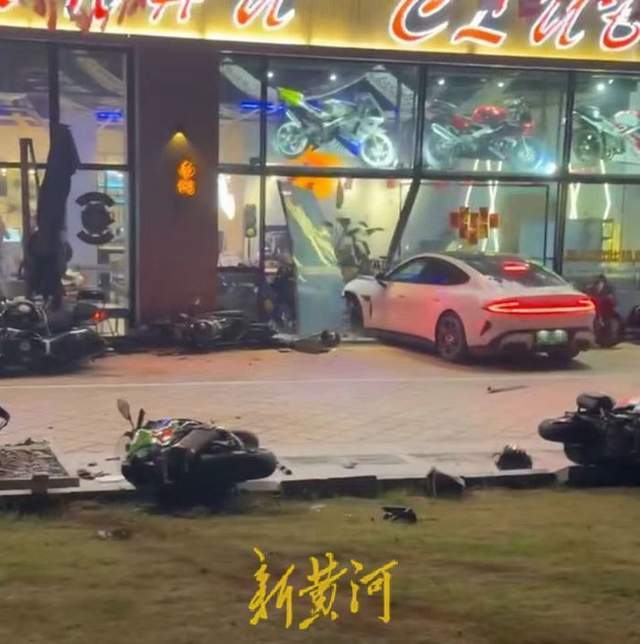 小米SU7车主持刀伤人事件中拱火挑衅者遭人肉，律师：微信群骂人或将被行政处罚