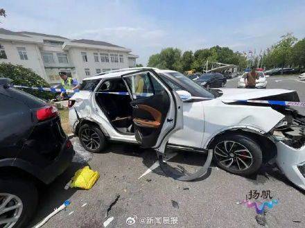 肇事司机回应6秒连撞3车4人：孩子打闹误踩油门，只开了自动驻车功能