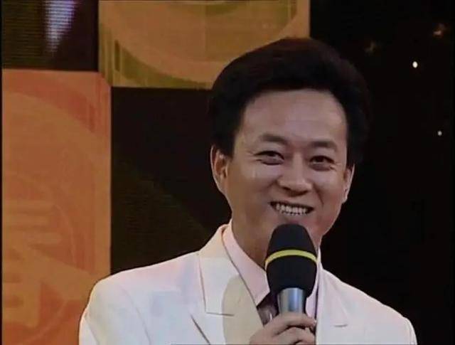 60岁朱军现身兰州,身体消瘦双眼肿大,给维娜介绍文化疑似被摆脸