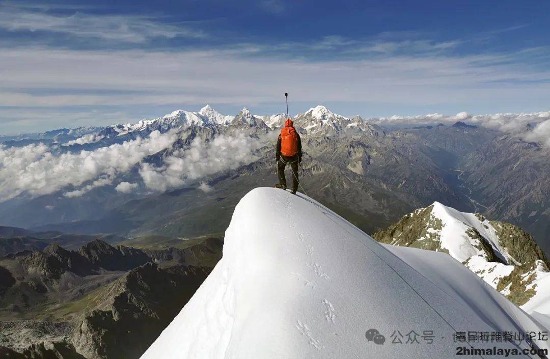 宋远成即将开始从白海子山南峰下撤,回到雪层覆盖山脊末端,远端便是