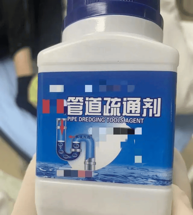 马桶喷出不明热液，男主人右脸被烧“毁容”！你家中可能也常备→