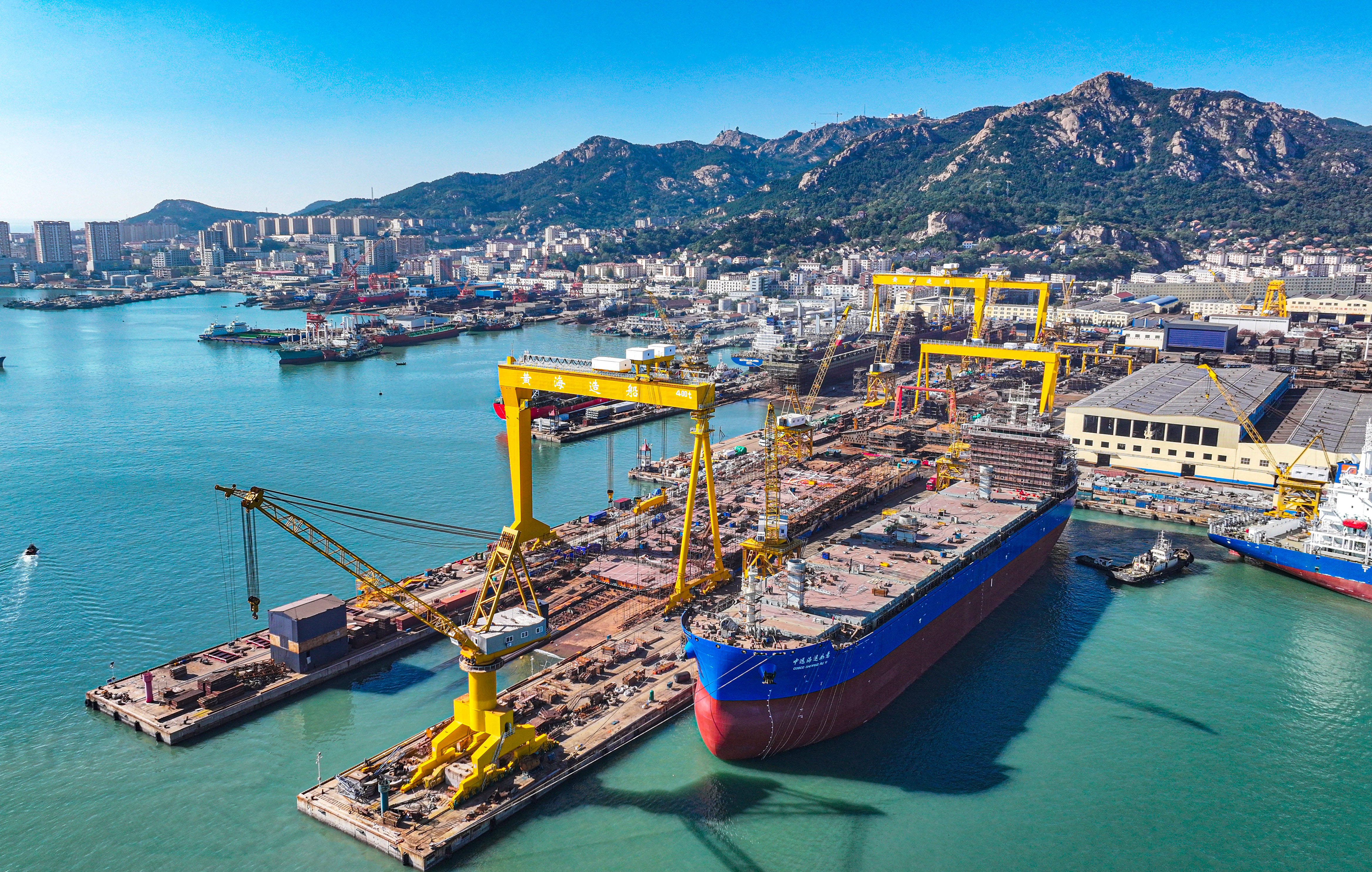 山东省荣成市石岛管理区海工装备产业基地船坞内,工人在建造大型船舶