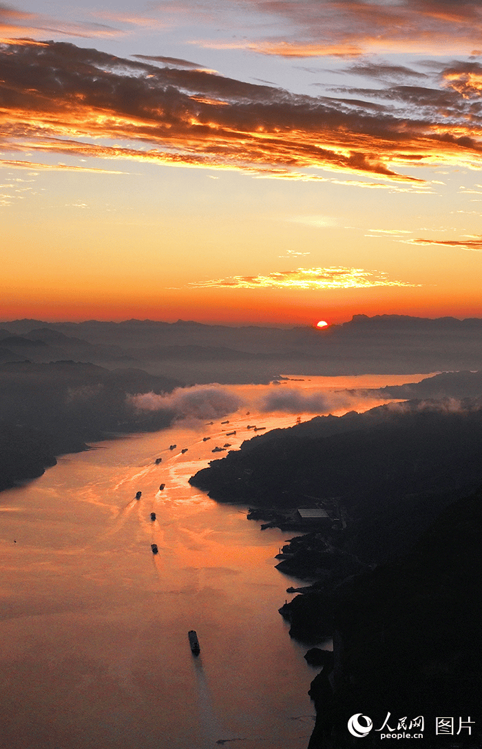 三峡云海日出图片