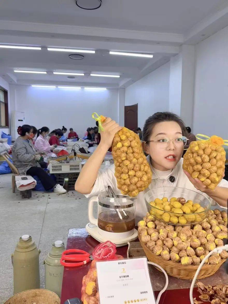 信阳90后小两口返乡直播卖板栗,一年跻身行业头部商家 信阳90后小两口返乡直播卖板栗,一年跻身行业头部商家