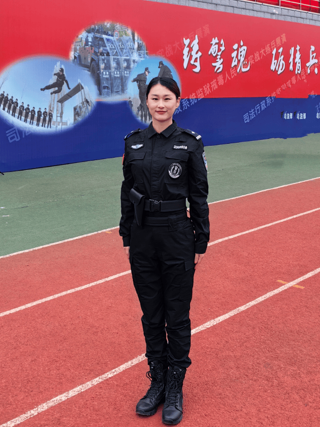 英姿飒爽女警图片