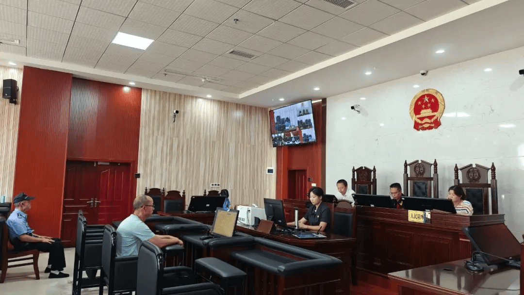 并当庭宣判詹某祥容留他人吸毒一案贵州省贵定县人民法院公开开庭审理