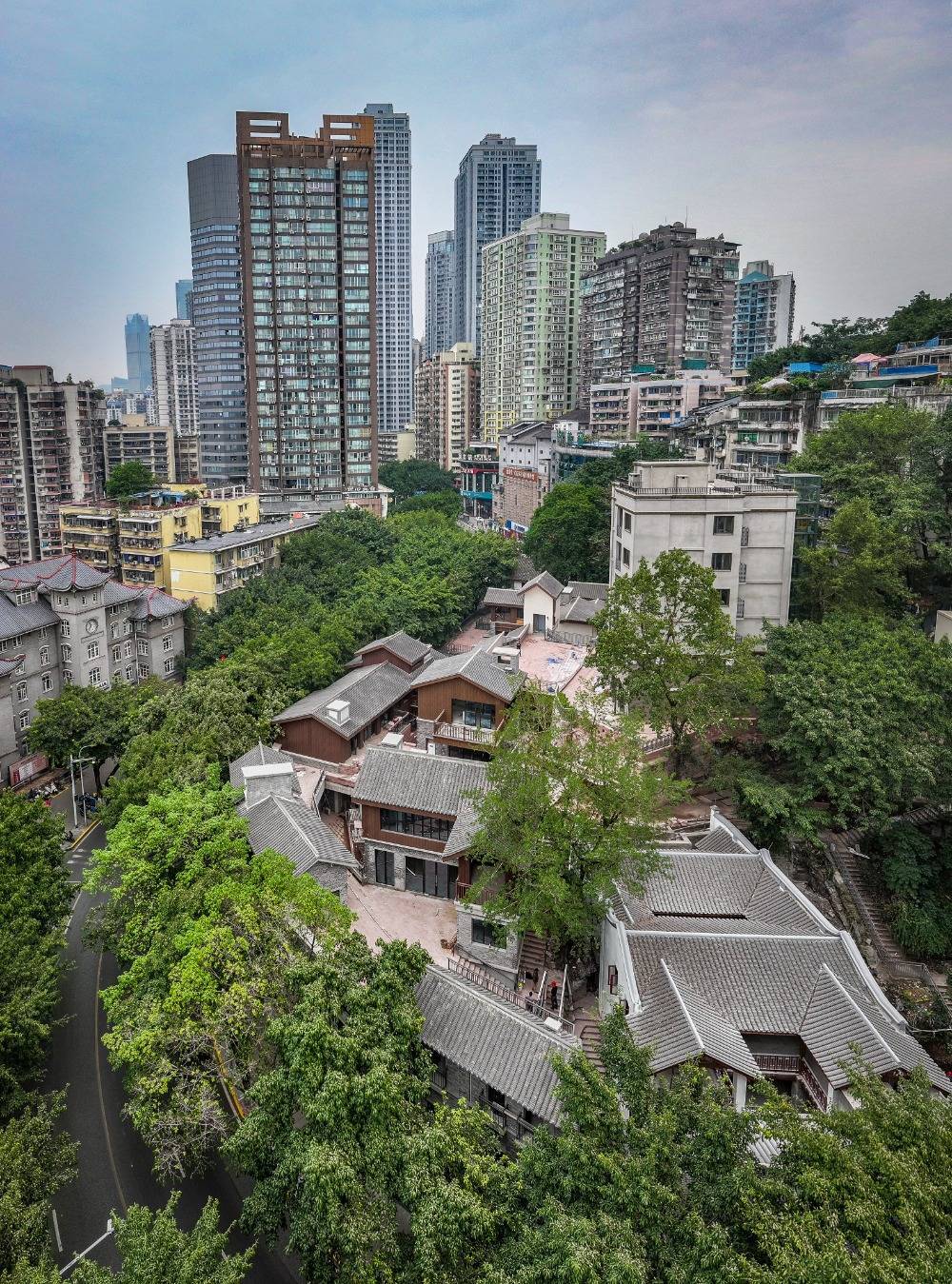首席记者 龙帆 摄▲10月31日,渝中区枇杷山老街区项目,施工人员正在