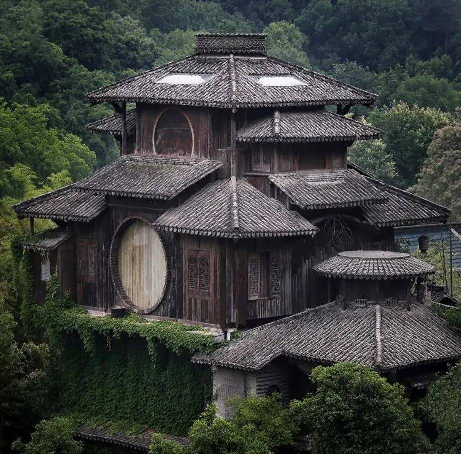 因为房子本来就是自己建的,没有很严格的结构工程规划,来的人多了,很
