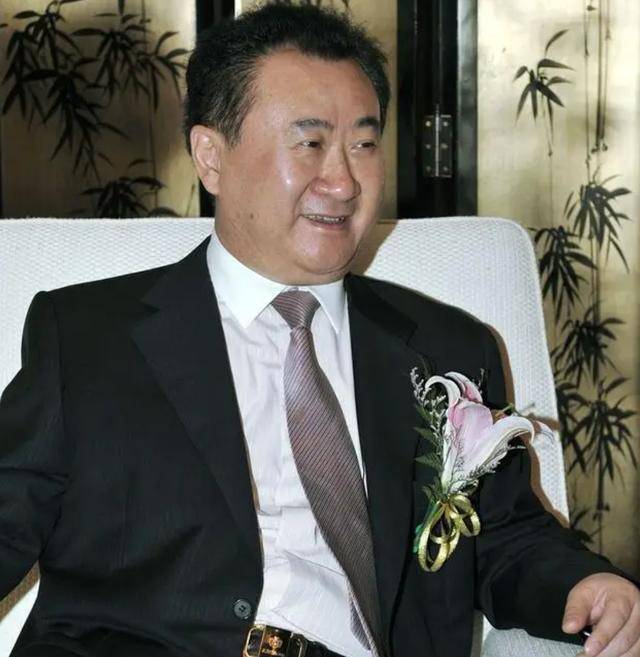万达赔本卖游艇,王健林被逼的就剩皮包骨了!