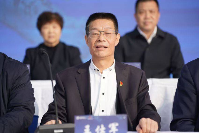 赵峰,傅春生,薛金秋为鲍中行,李达科等科学家代表颁发"百名科学家进