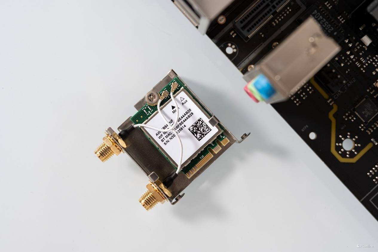 因此这张主板预装了wi-fi 6芯片组,型号是aw-xb547nf,也就是瑞昱的rtl