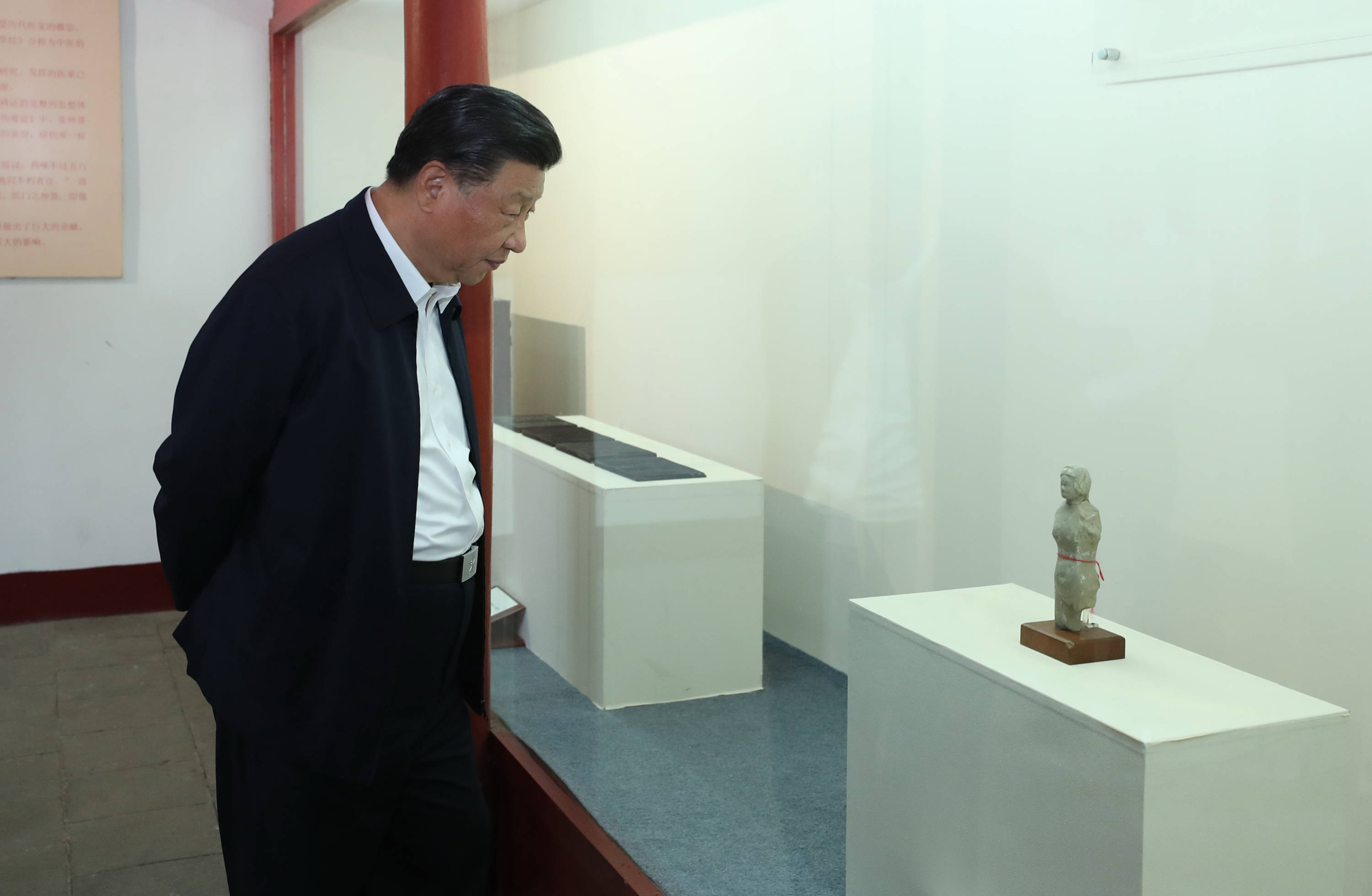 第一观察·瞬间 | 在这些文化遗存前,总书记停下脚步仔细察看 第一观察·瞬间 | 在这些文化遗存前,总书记停下脚步仔细察看