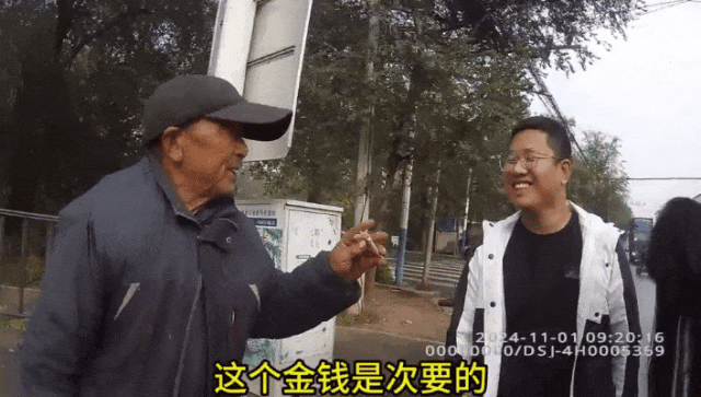 卖菜老人骑车剐蹭汽车,车主放弃索赔,老人坚持赔偿,民警调解:老人赔偿5元给对方 卖菜老人骑车剐蹭汽车,车主放弃索赔,老人坚持赔偿,民警调解:老人赔偿5元给对方