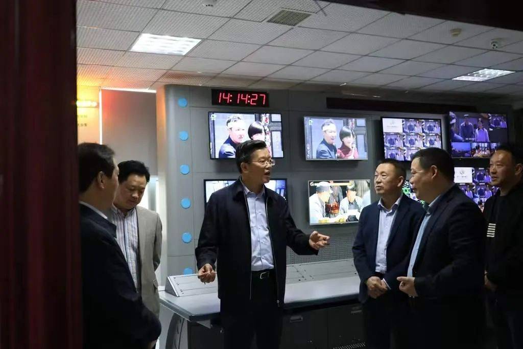 11月7日下午,黔江区委常委,宣传部部长陈林前往区融媒体中心调研,看望