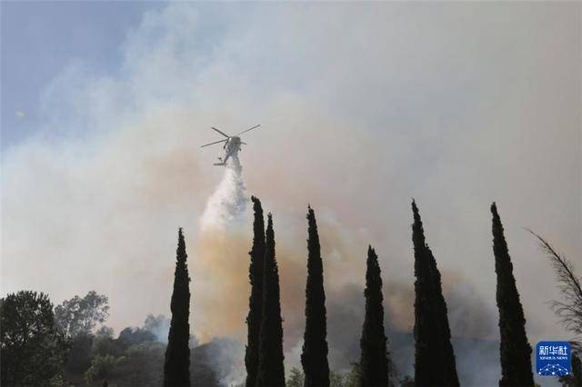 美国加州洛杉矶附近山火“失控” 多人受伤 美国加州洛杉矶附近山火“失控” 多人受伤