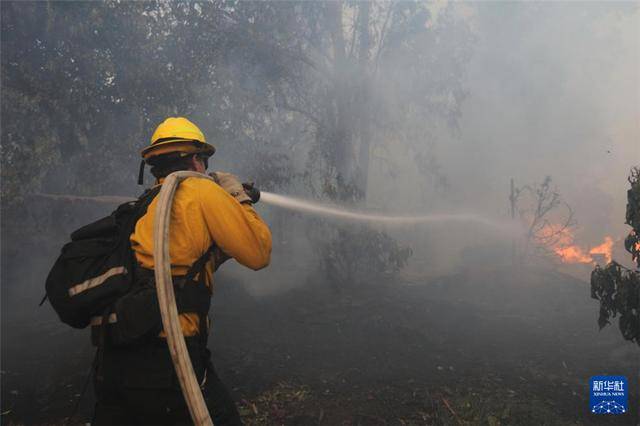 美国加州洛杉矶附近山火“失控” 多人受伤 美国加州洛杉矶附近山火“失控” 多人受伤