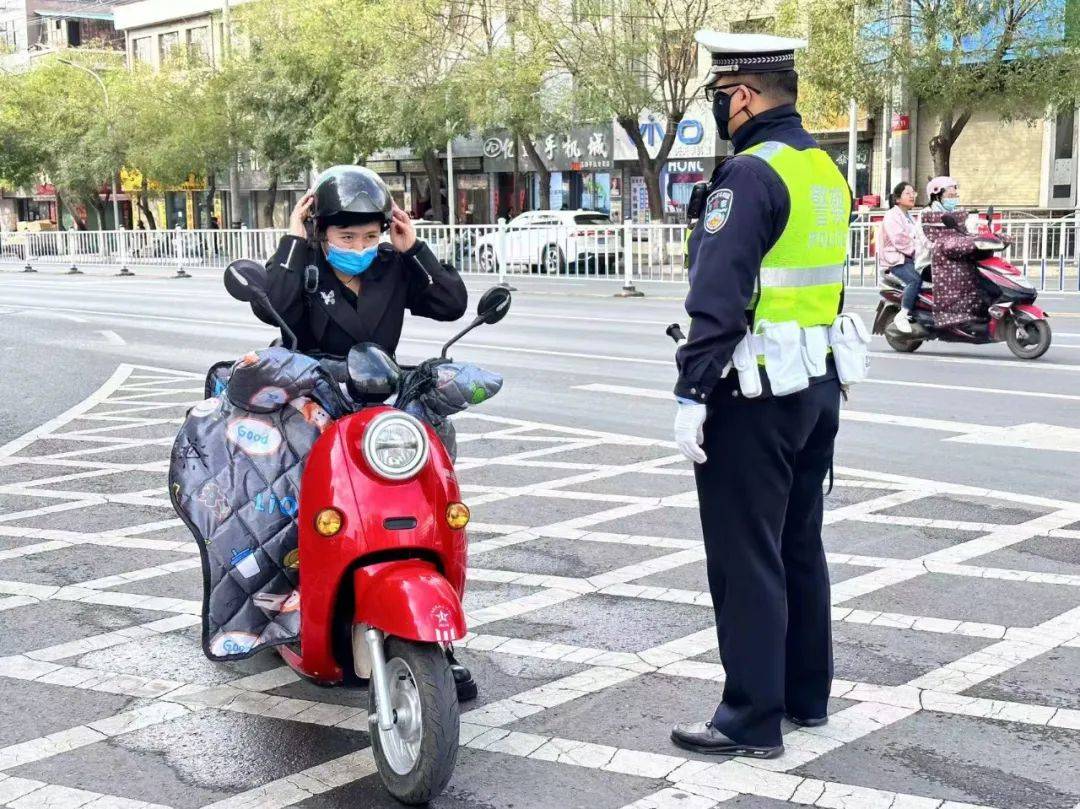 临洮公安交警严查电动车,摩托车不戴头盔 守护骑乘人员生命安全