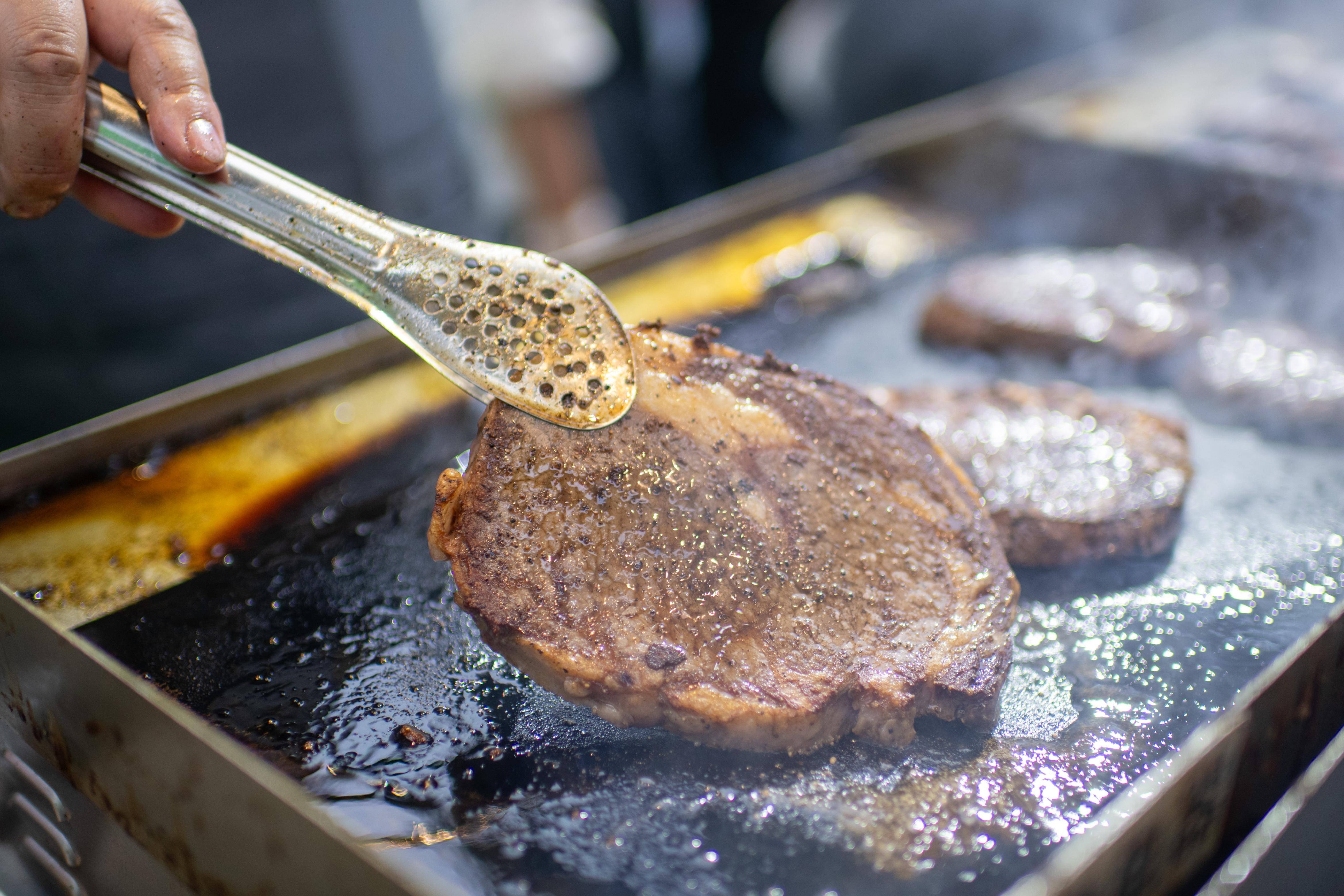 舌尖上的开放进博会上各国美食吸引观众