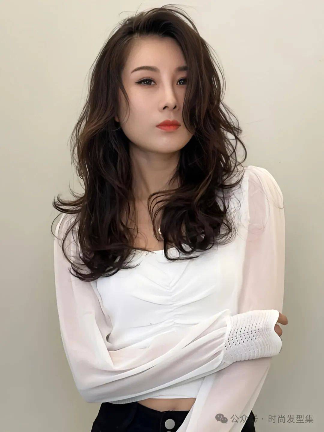 这样的设计让发型显得随性优雅充满灵动的美感