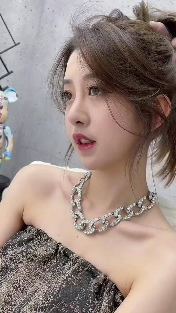 卓仕琳主要以模特身份活动,还是一个人气博主