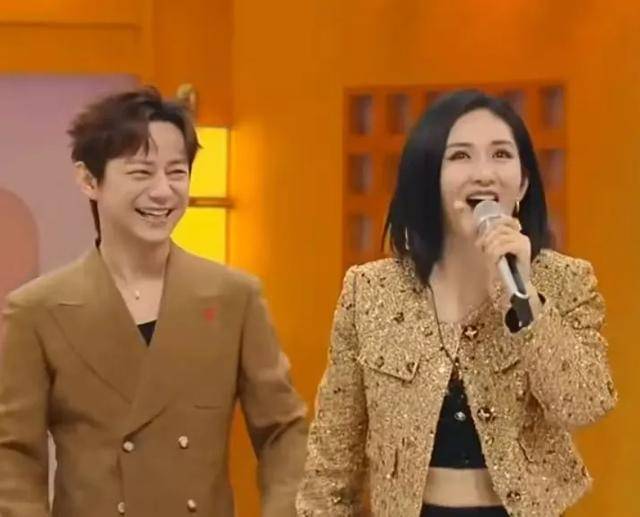 何炅和谢娜再次同台主持!何炅:欢迎娜娜回家!网友:是熟悉的味道