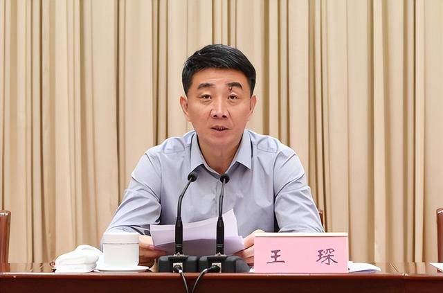 市委书记,市委秘书长相继被查后,当地召开警示教育大会,现场宣读处分