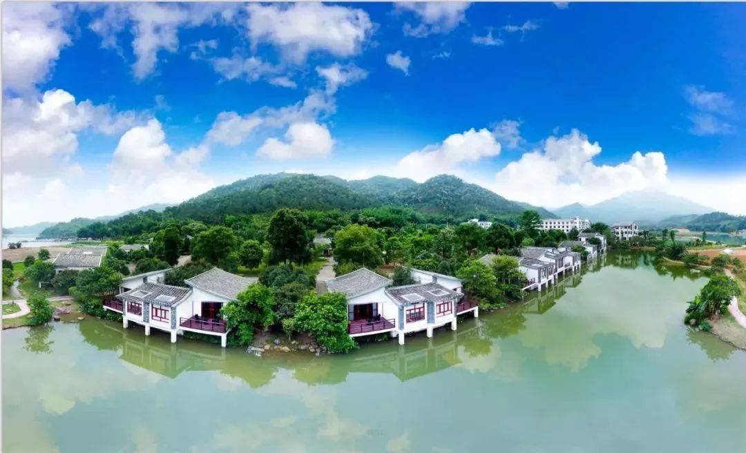 万绿谷休闲度假旅游区是万绿湖环湖公路上第一个原生态自然渔村,拥有