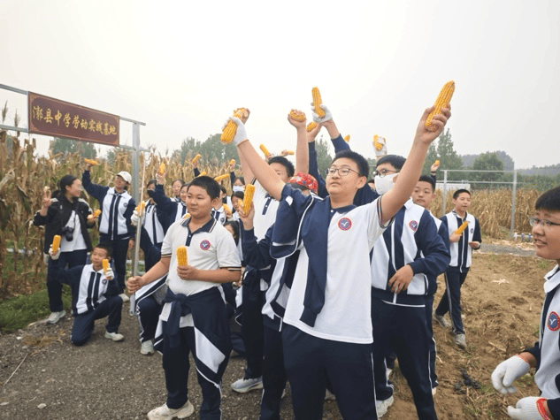 玉桥中学让大家一同品味这幸福的味道食堂更是现场制作了香喷喷的烤
